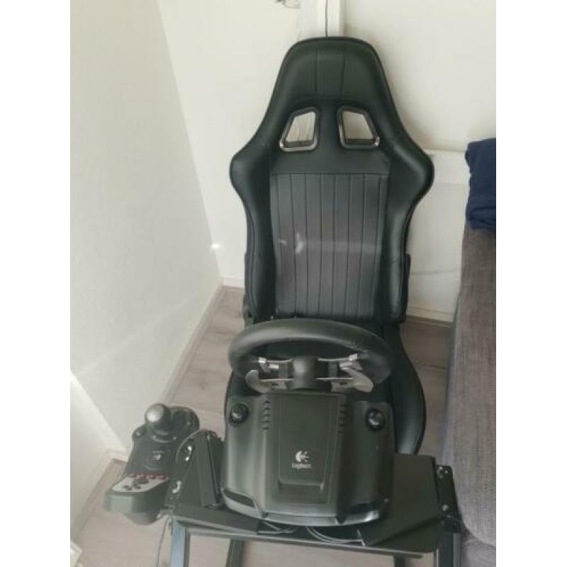 PLAYSEAT Racesimulator met ultrawide scherm