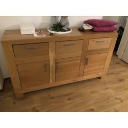 Massief houten meubels.