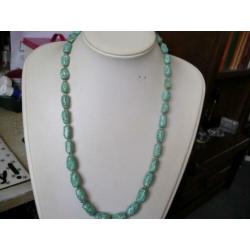 Een mooie Lange Turquoise Acryl ketting