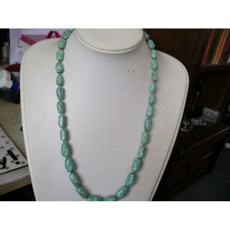 Een mooie Lange Turquoise Acryl ketting