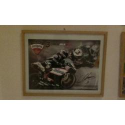 Posters motorcoureurs gesigneerd.