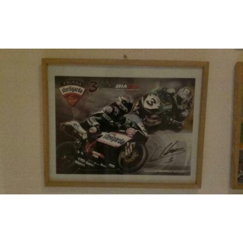 Posters motorcoureurs gesigneerd.