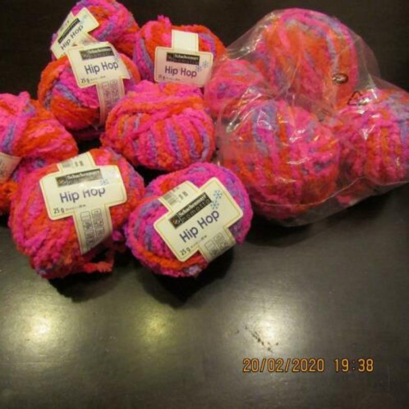Ruim 18 Bollen Schachenmayr Nomotta Microfaser 215 gram.