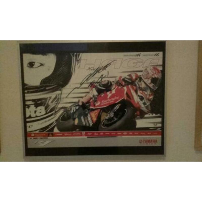 Posters motorcoureurs gesigneerd.
