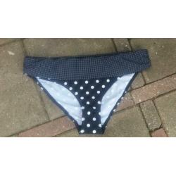 Bikini slip van O’Neill ,nieuw,mt 42 zwart met witte stip e