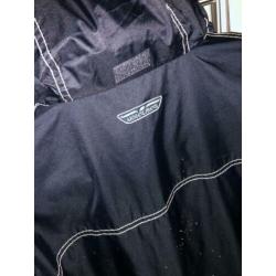 Armani jeans tussen jas