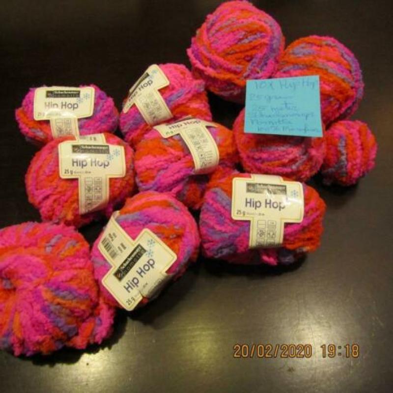 Ruim 18 Bollen Schachenmayr Nomotta Microfaser 215 gram.