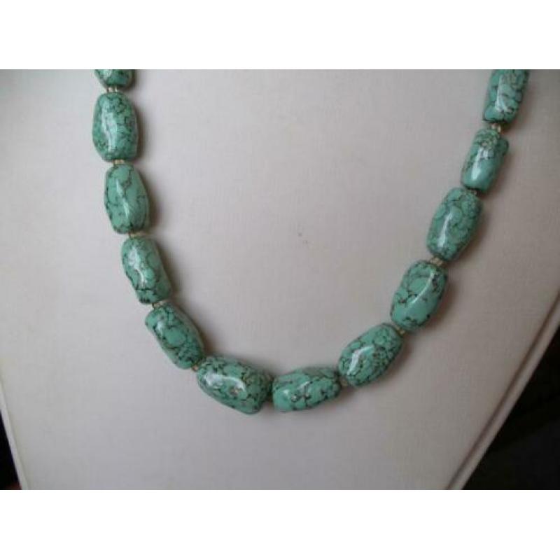 Een mooie Lange Turquoise Acryl ketting