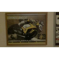 Posters motorcoureurs gesigneerd.
