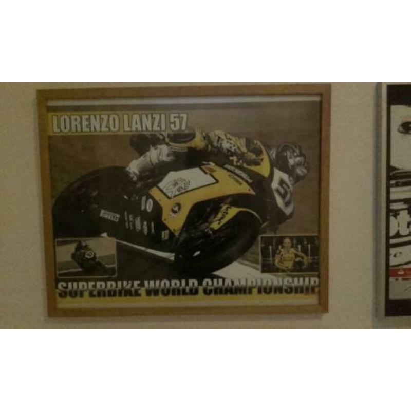 Posters motorcoureurs gesigneerd.