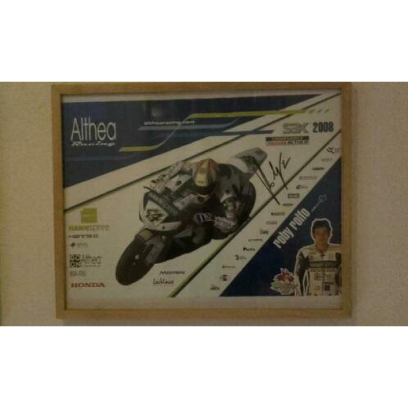 Posters motorcoureurs gesigneerd.