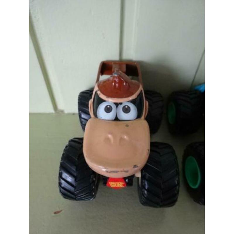 hotwheels monster trucks van mattel schaal 1:64