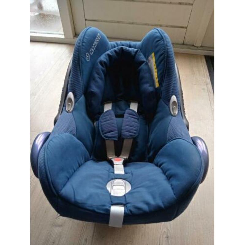 Blauwe Maxi Cosi met zitverkleiner en zonnekap