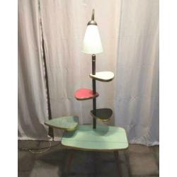 50 - 60 jaren tafel met mooie formica bladen en verlichting