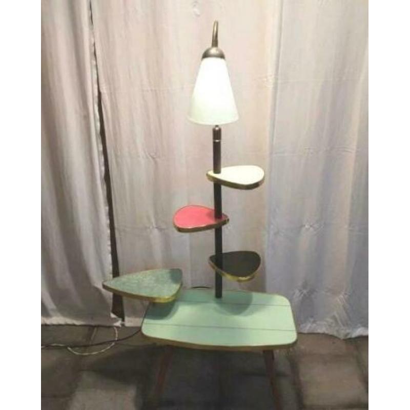 50 - 60 jaren tafel met mooie formica bladen en verlichting