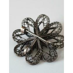 Zilveren filigrain broche/ hanger met bloedkoraal