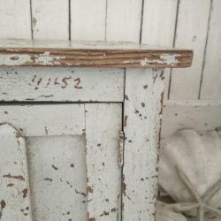 Heel oud shabby kastje