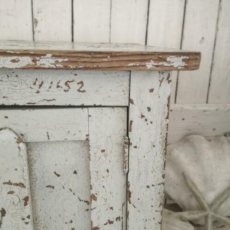 Heel oud shabby kastje