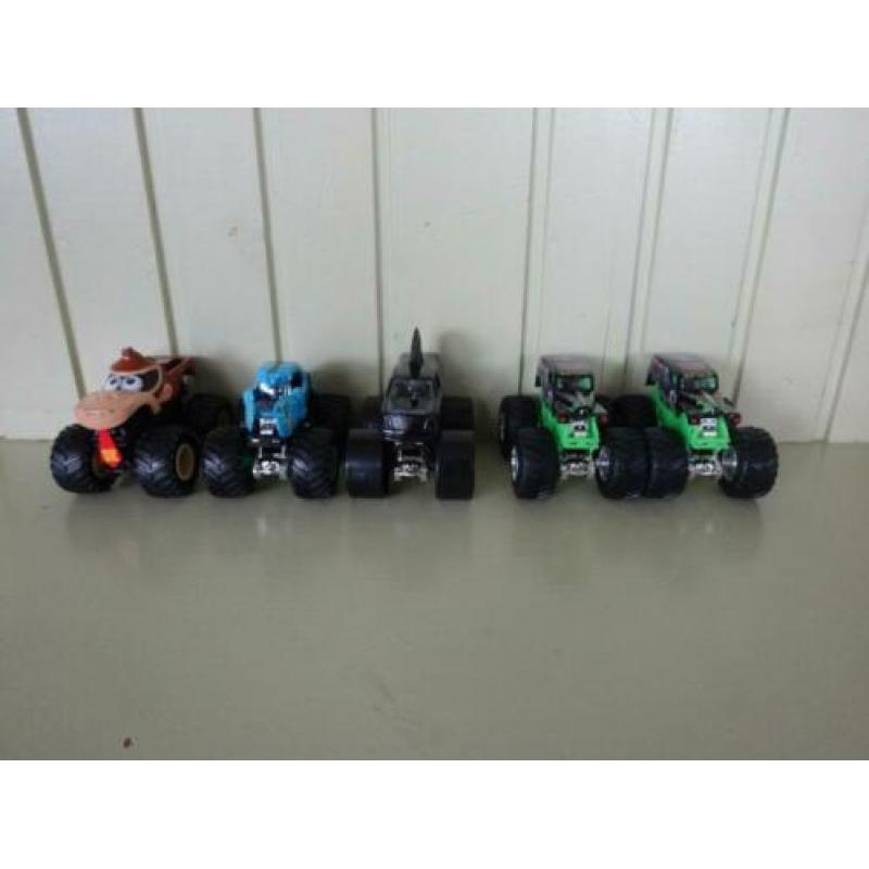 hotwheels monster trucks van mattel schaal 1:64