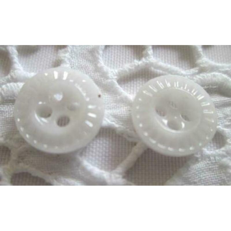 Mooie Vintage Tiny Pie Crust glasknopen nr M1261 wit