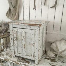 Heel oud shabby kastje