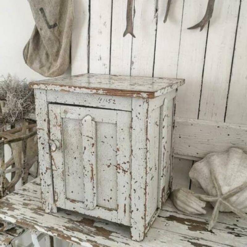 Heel oud shabby kastje