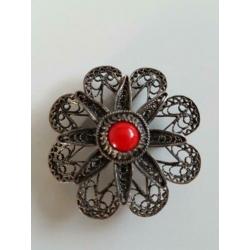 Zilveren filigrain broche/ hanger met bloedkoraal