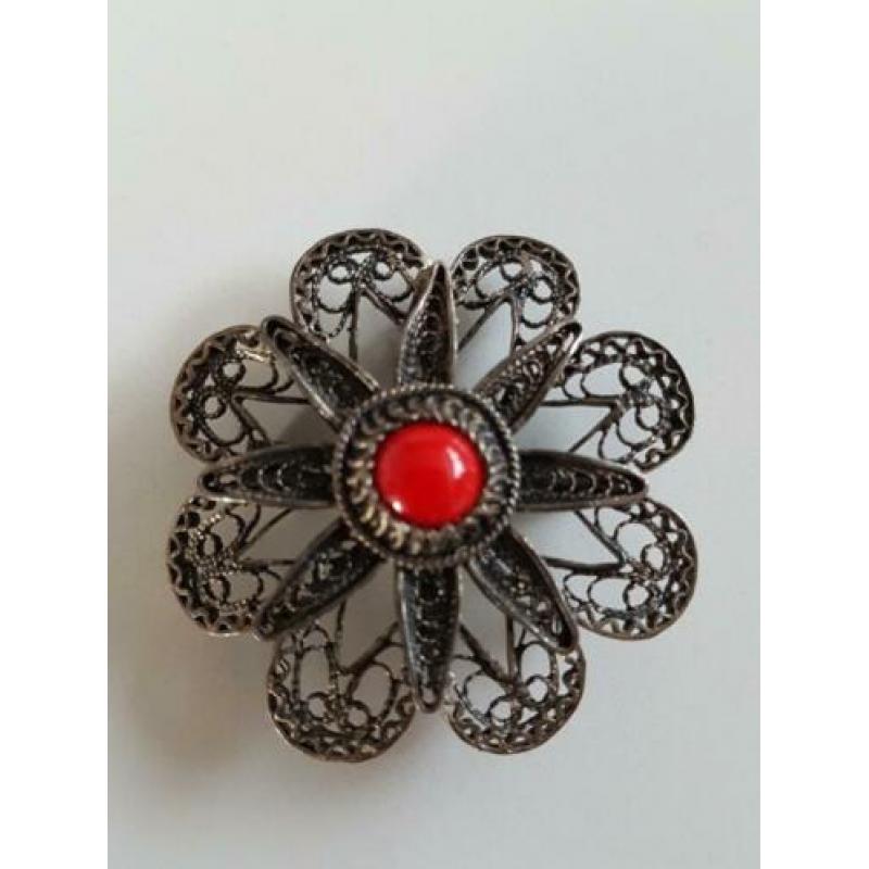 Zilveren filigrain broche/ hanger met bloedkoraal