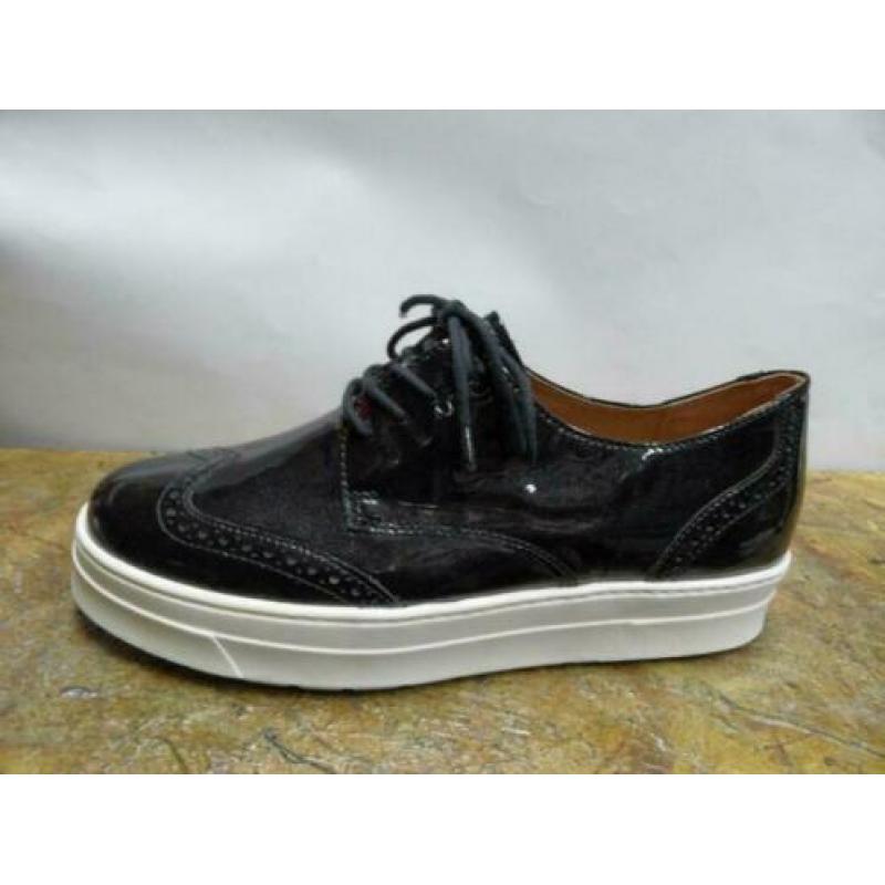 Zwarte lakschoenen Caprice maat 39