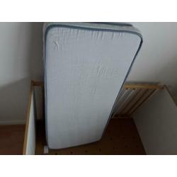 Stevig kinderbedje met matras