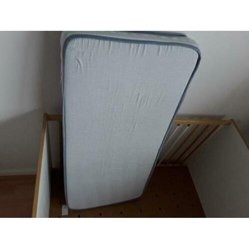 Stevig kinderbedje met matras