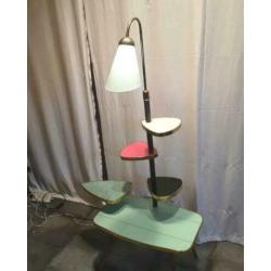 50 - 60 jaren tafel met mooie formica bladen en verlichting