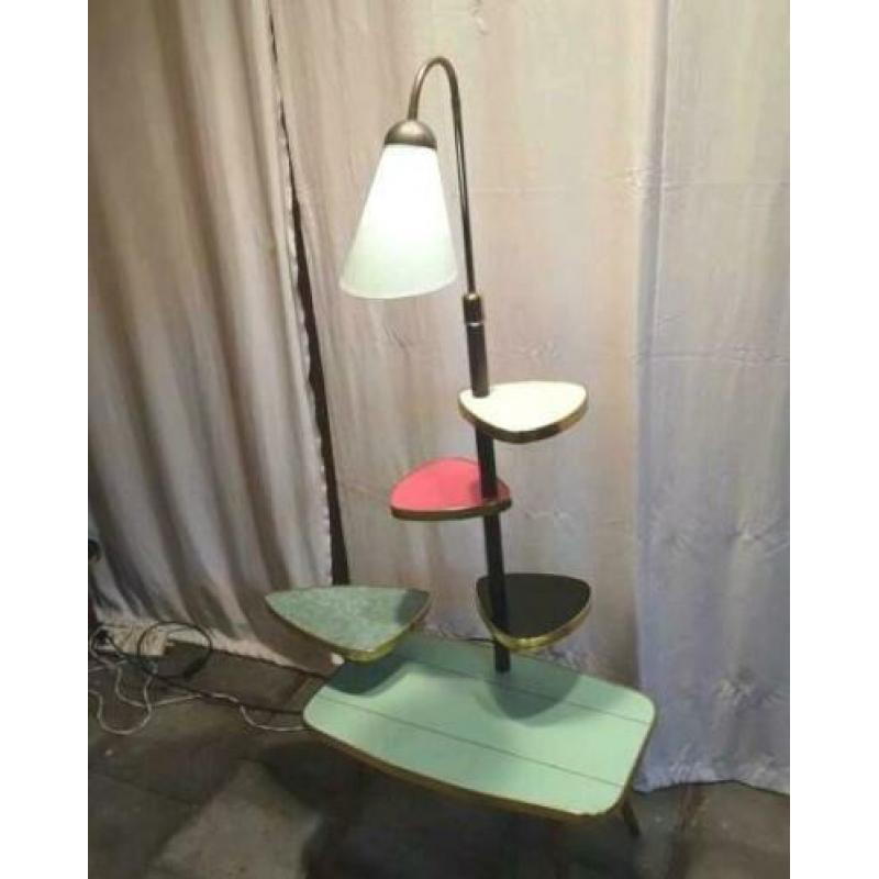 50 - 60 jaren tafel met mooie formica bladen en verlichting