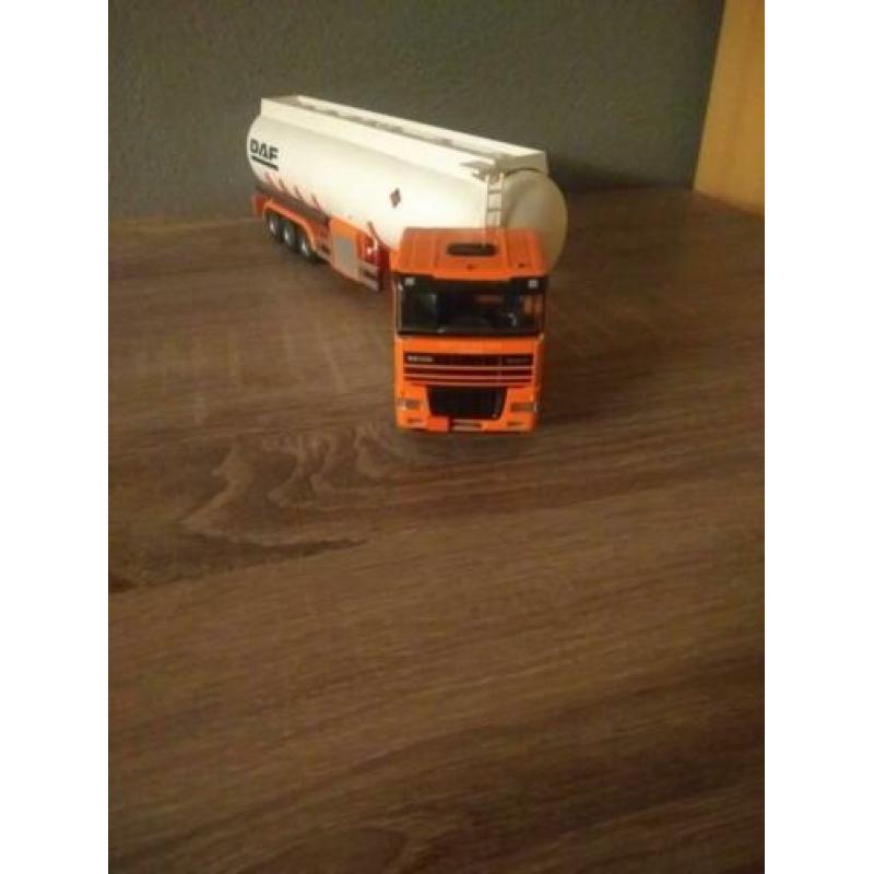 Ik hep een DAF 95 XF van TEKNO 1:50