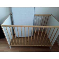 Stevig kinderbedje met matras