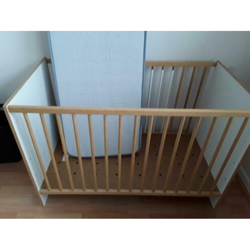 Stevig kinderbedje met matras