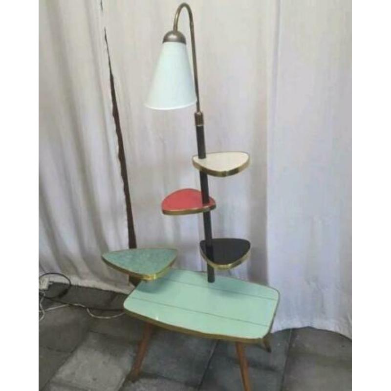 50 - 60 jaren tafel met mooie formica bladen en verlichting