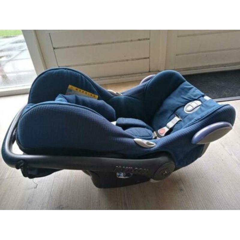 Blauwe Maxi Cosi met zitverkleiner en zonnekap