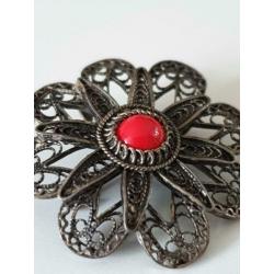 Zilveren filigrain broche/ hanger met bloedkoraal