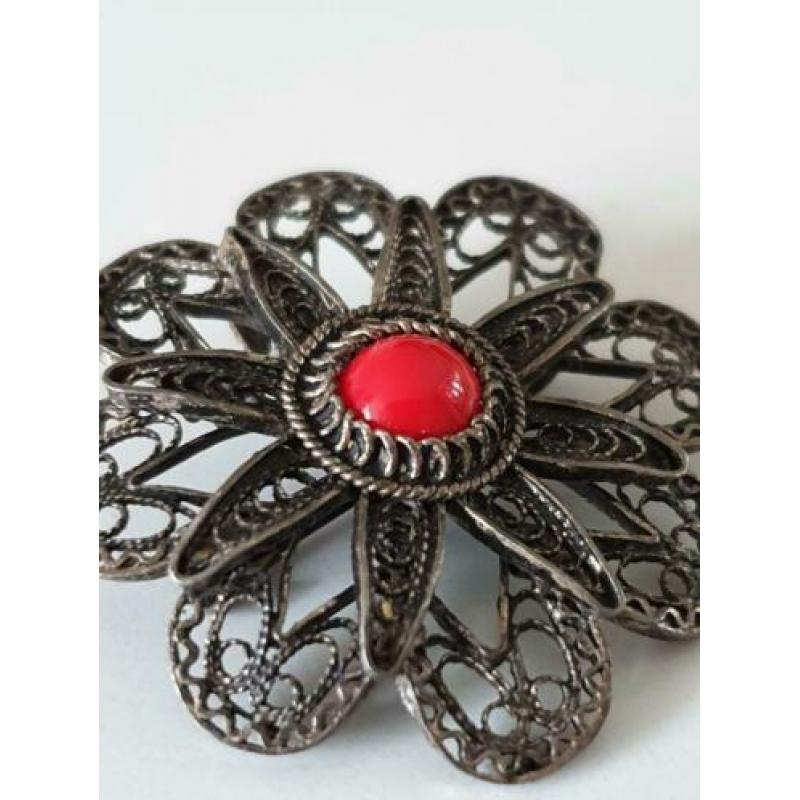 Zilveren filigrain broche/ hanger met bloedkoraal