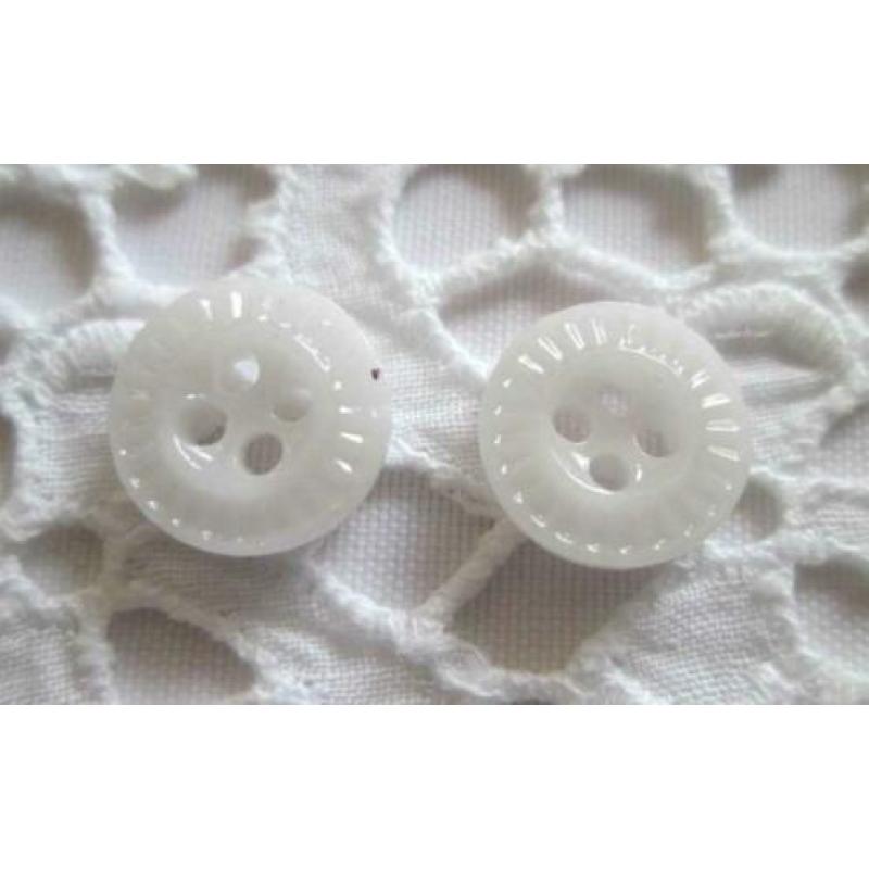 Mooie Vintage Tiny Pie Crust glasknopen nr M1261 wit
