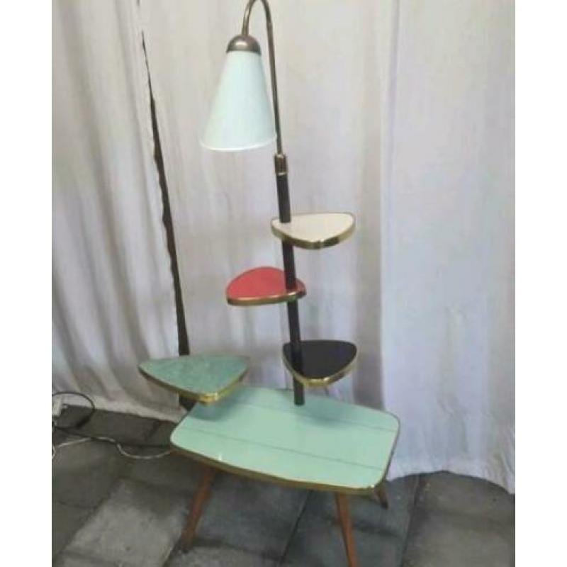 50 - 60 jaren tafel met mooie formica bladen en verlichting