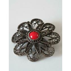 Zilveren filigrain broche/ hanger met bloedkoraal
