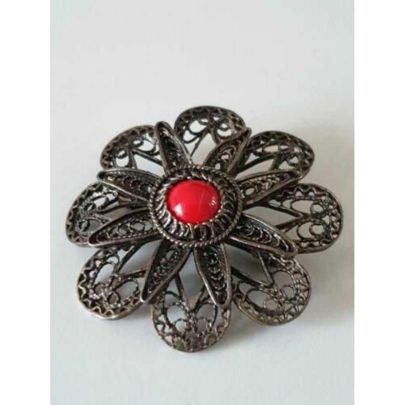 Zilveren filigrain broche/ hanger met bloedkoraal