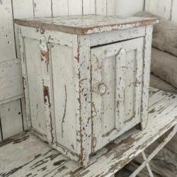 Heel oud shabby kastje