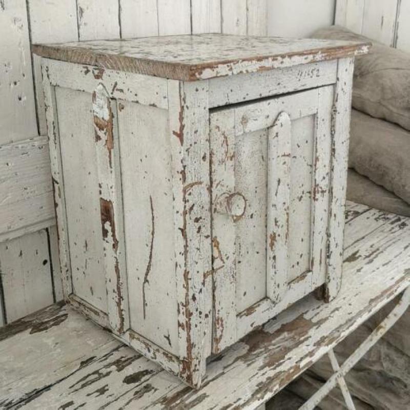 Heel oud shabby kastje