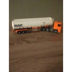 Ik hep een DAF 95 XF van TEKNO 1:50