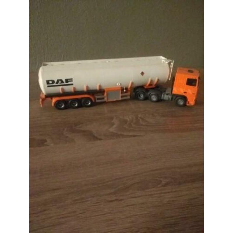 Ik hep een DAF 95 XF van TEKNO 1:50