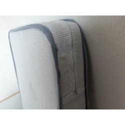 Stevig kinderbedje met matras