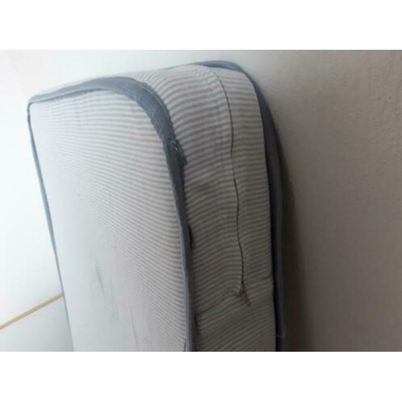 Stevig kinderbedje met matras